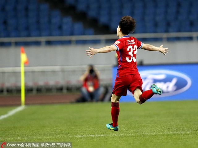 3位时髦女孩意气相投，结伴流连于单身俱乐部，在通俗浪漫小说中寻找爱情的标准，对彼此的追求者品头论足。